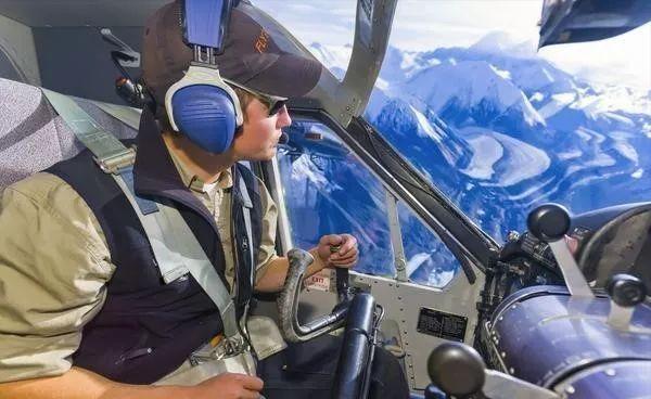 飞行员在飞机上长久飞行，如何解决生理问题？事实证明办法很高明