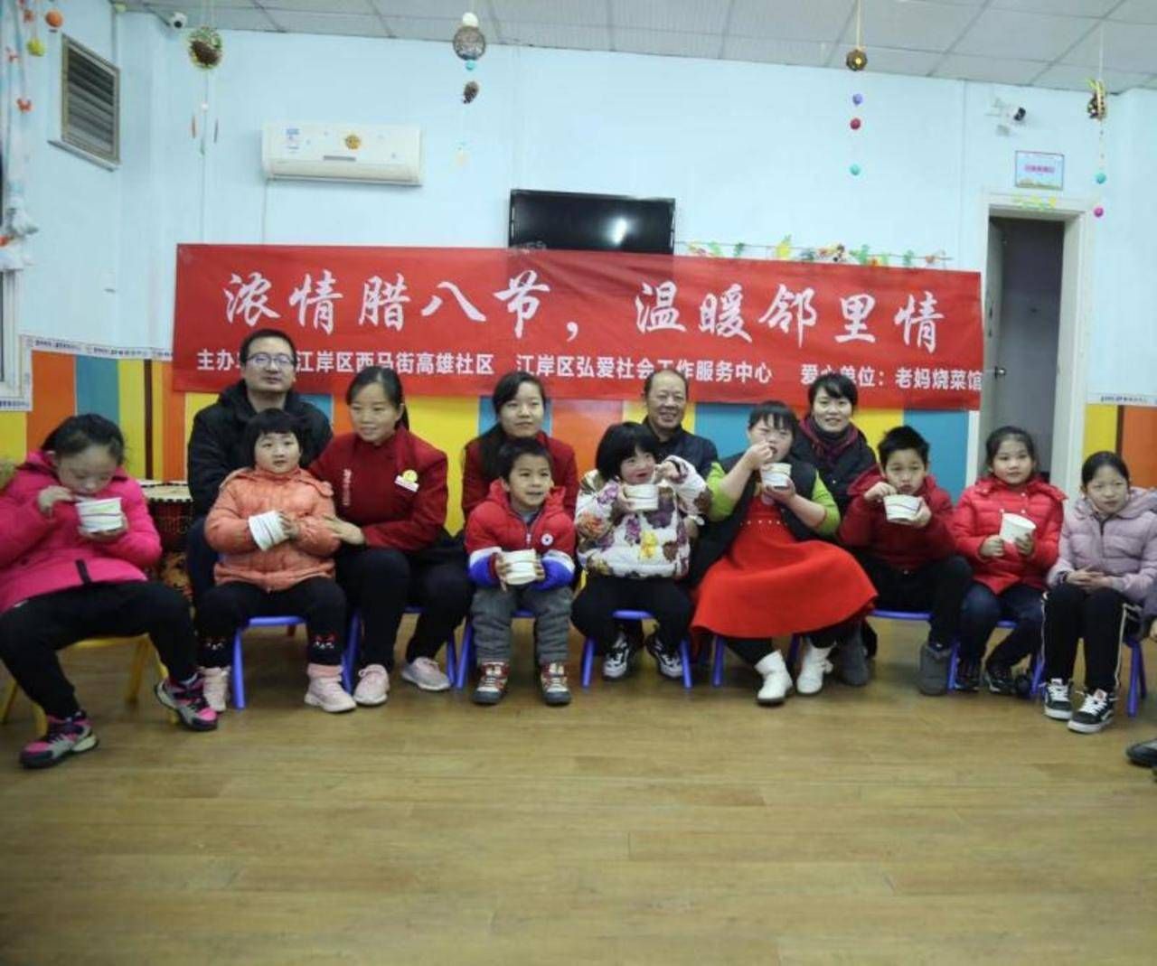 浓情腊八节辖区单位慰问环卫工,社区开展腊八节关爱空巢老人活动