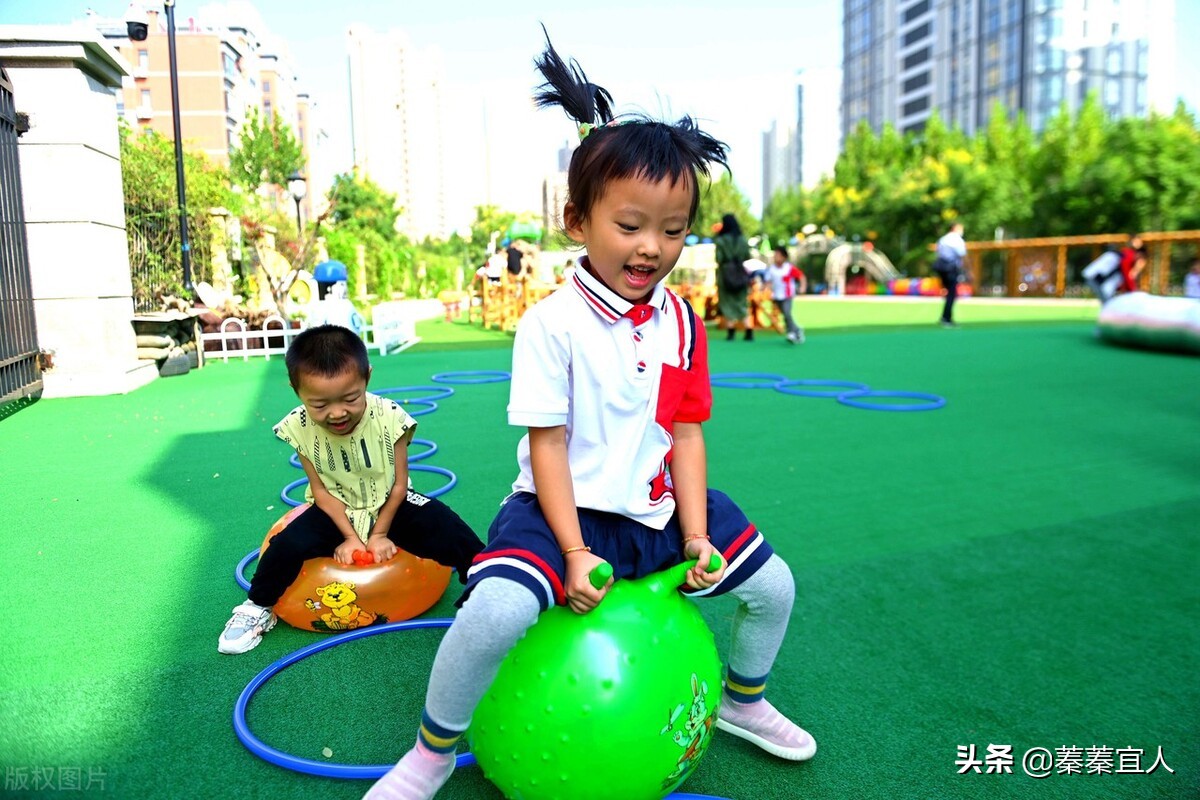 小孩死活不上幼儿园怎么办,孩子天天哭闹死活不愿意去幼儿园