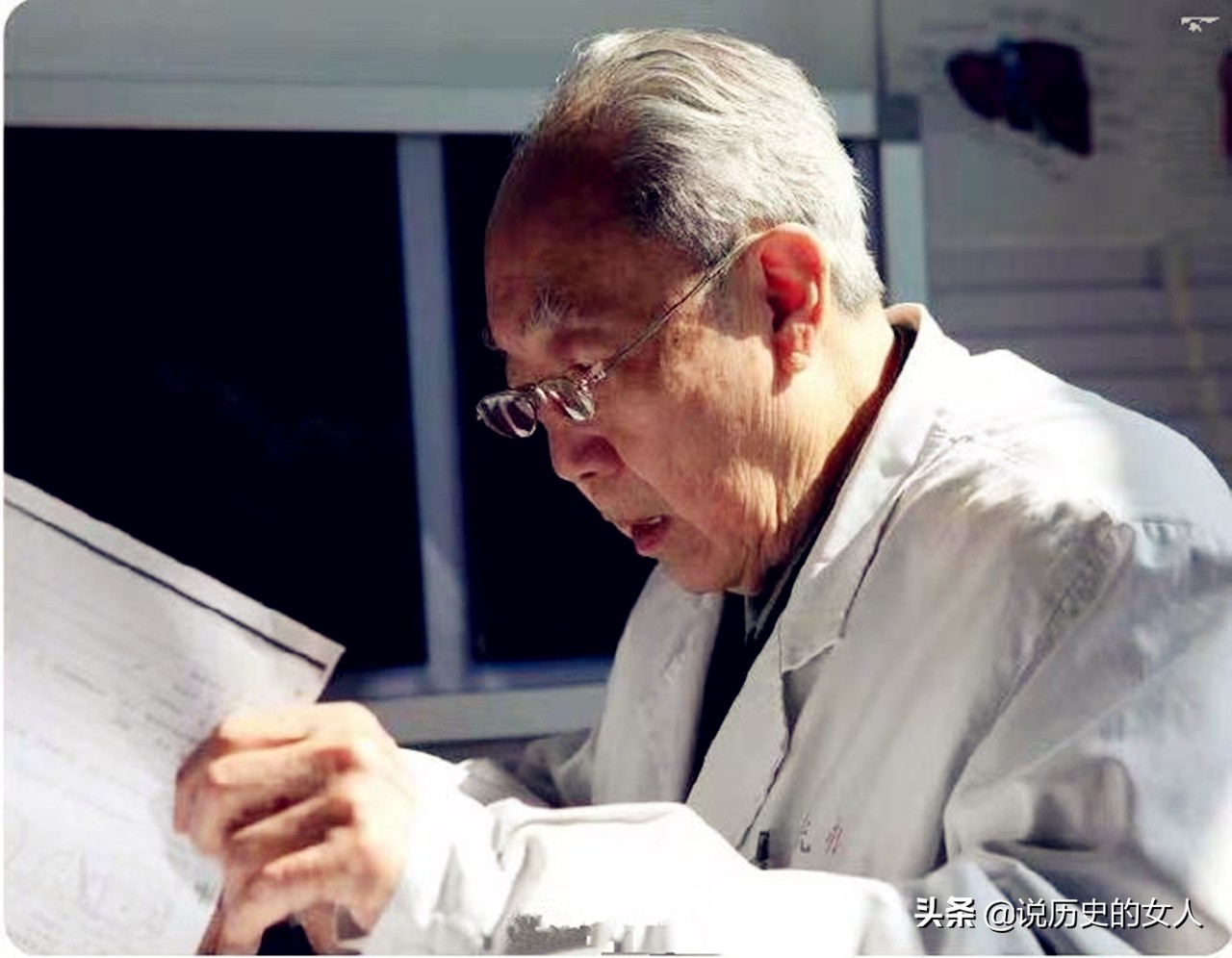 他被誉中国肝胆外科之父，从医75年挽救15000生命，被小行星命名