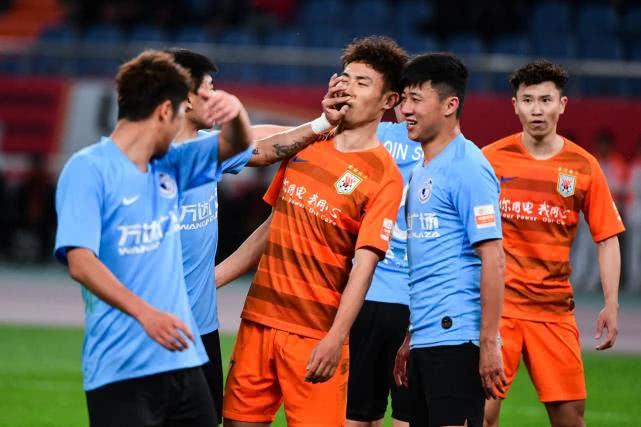 雪上加霜！大连铁卫骨折伤缺3个月此前曾打封闭上场比赛