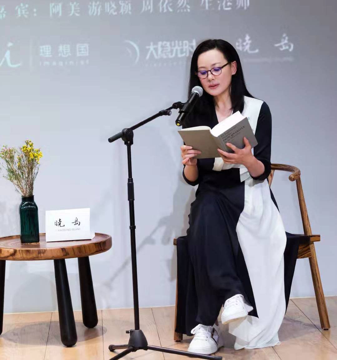 40岁女人穿不显胖的裙子,40岁徐静蕾穿衣搭配