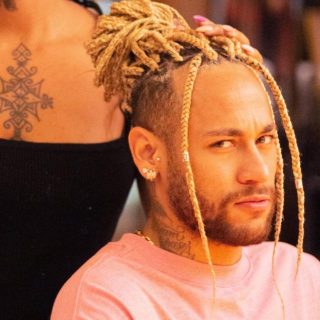 潮男内马尔头顶雷人发型合影抗疫人员,这头上顶坨啥?拖把吗?