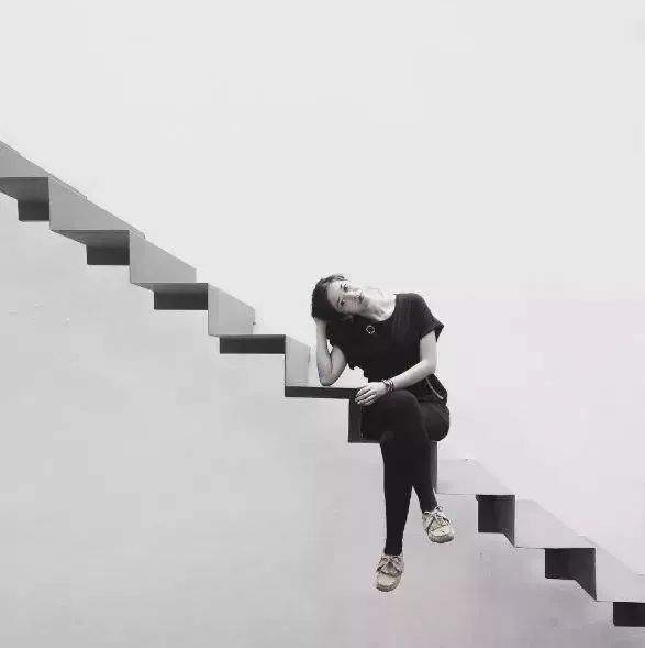 楼梯背景怎么拍照姿势好看,在废弃楼梯怎么复古拍照