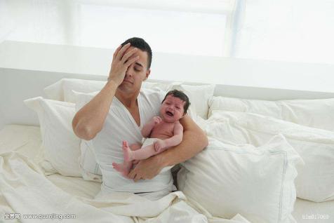 宝宝口腔溃疡不吃饭只吃奶怎么办,一岁半宝宝口腔溃疡晚上频繁哭闹