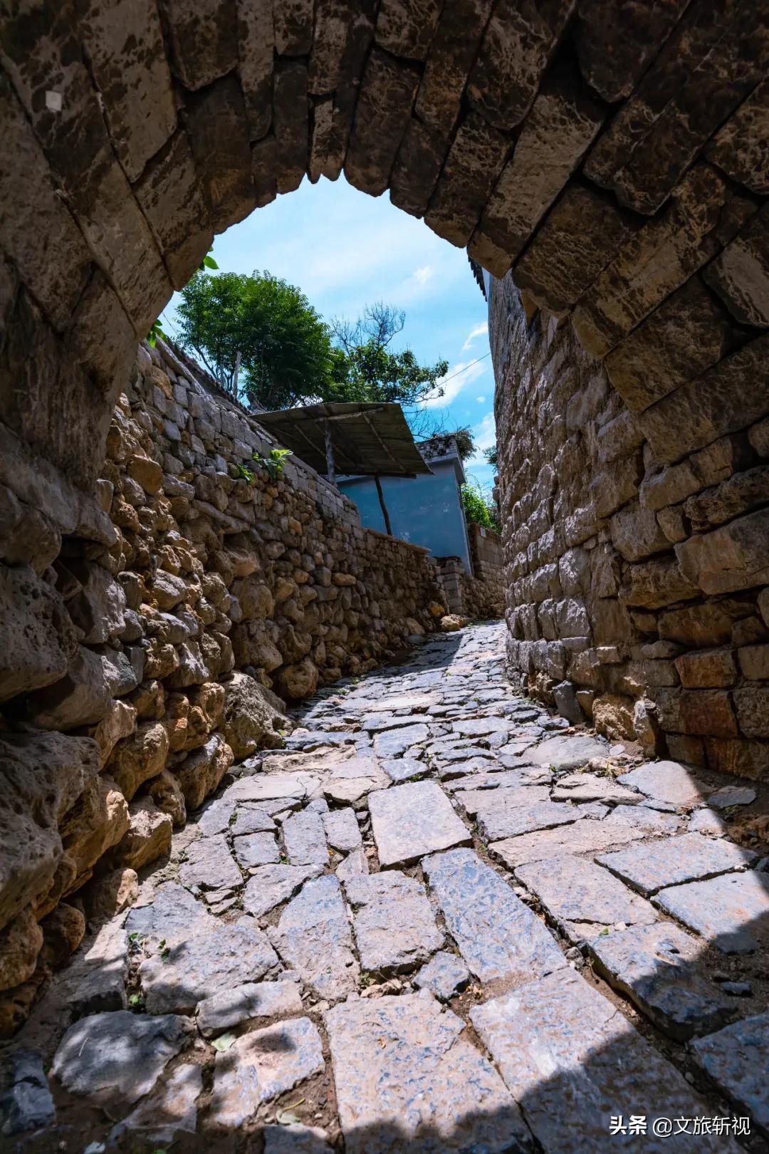 十年后再次走进朱家峪，被村里的几个摊煎饼的大妈纠缠着买煎饼