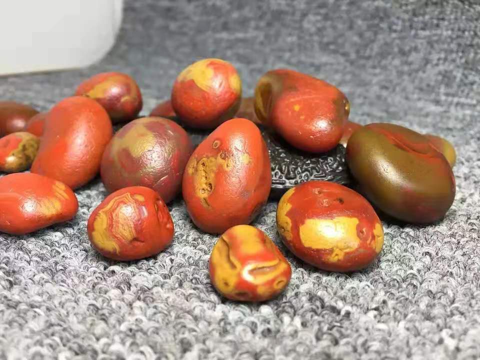 南红玛瑙出自哪里,南红玛瑙是什么材质的