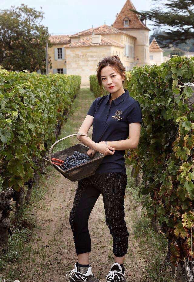 赵薇照片从1岁到41岁是多少张,赵薇深v黑色礼服照