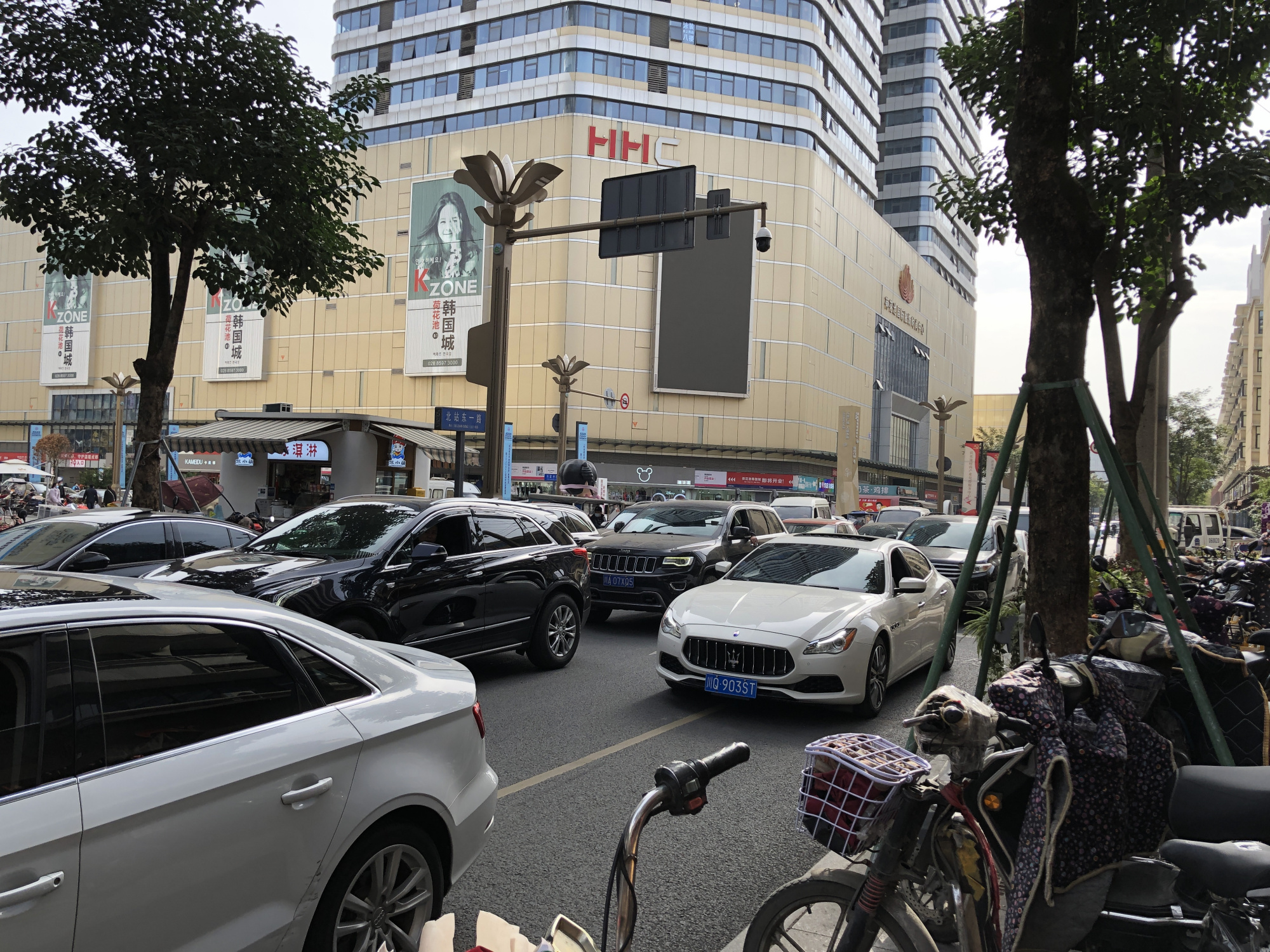 记得曾经的成都荷花池吗？我曾在那电瓶车乱穿的路上发生交通事故