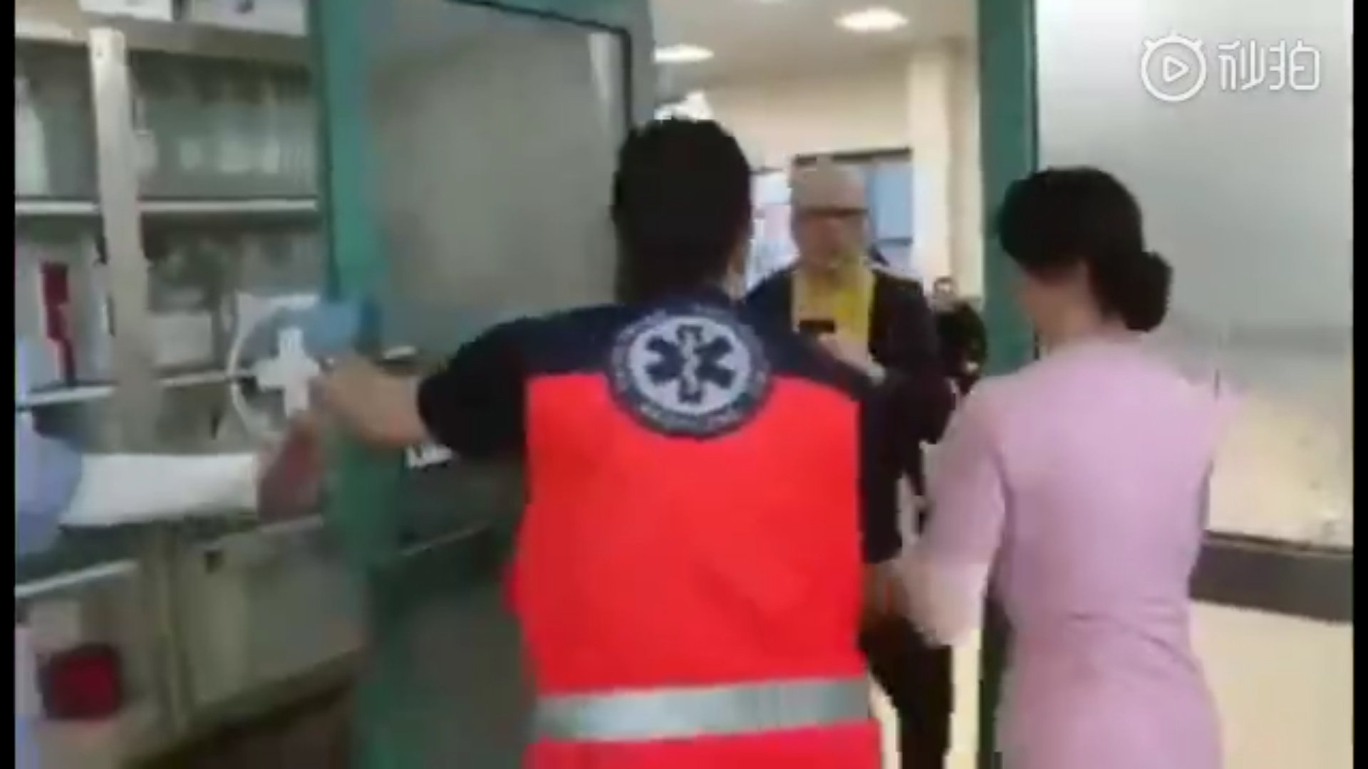 国外一对夫妻亲热后竟无法分开,被紧急送医救治,丈夫全程惨叫