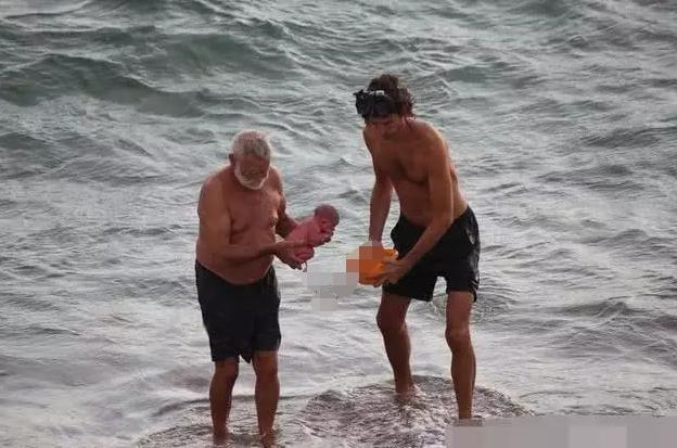 孕妈海里游泳顺便生了个娃,这位妈妈勇气让网友佩服:未来的海王