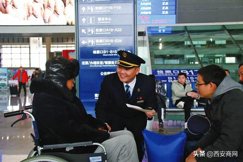 西安北站“轮椅哥”：用双脚丈量奋斗路