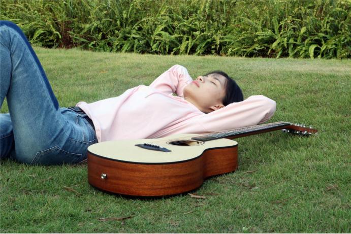 拒绝暴躁老师上线，摊牌吧！选个好吉他你也能一个月学会，比如它