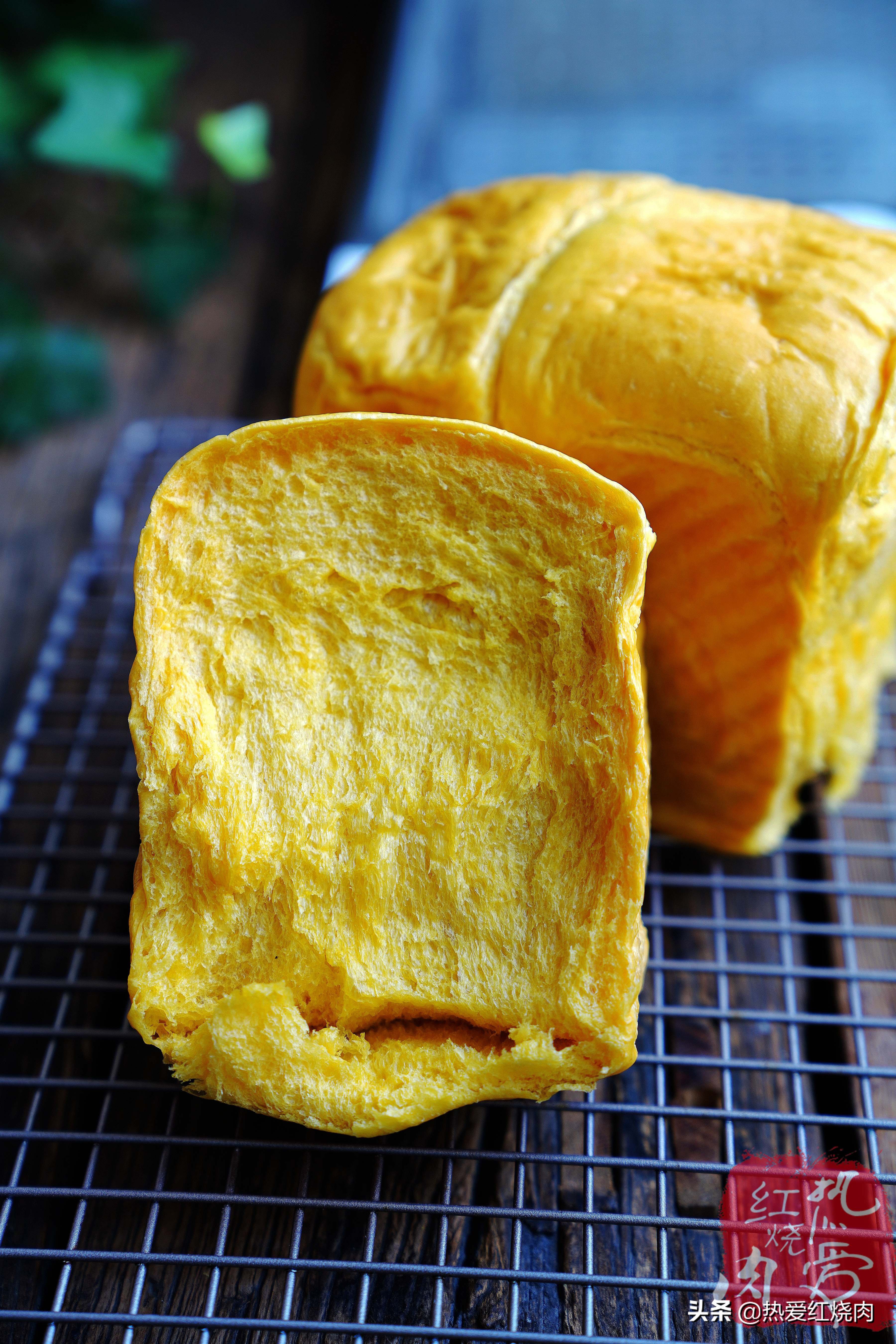 如果你做的面包总是很硬，一定试试这个做法，柔软拉丝还不用烤箱
