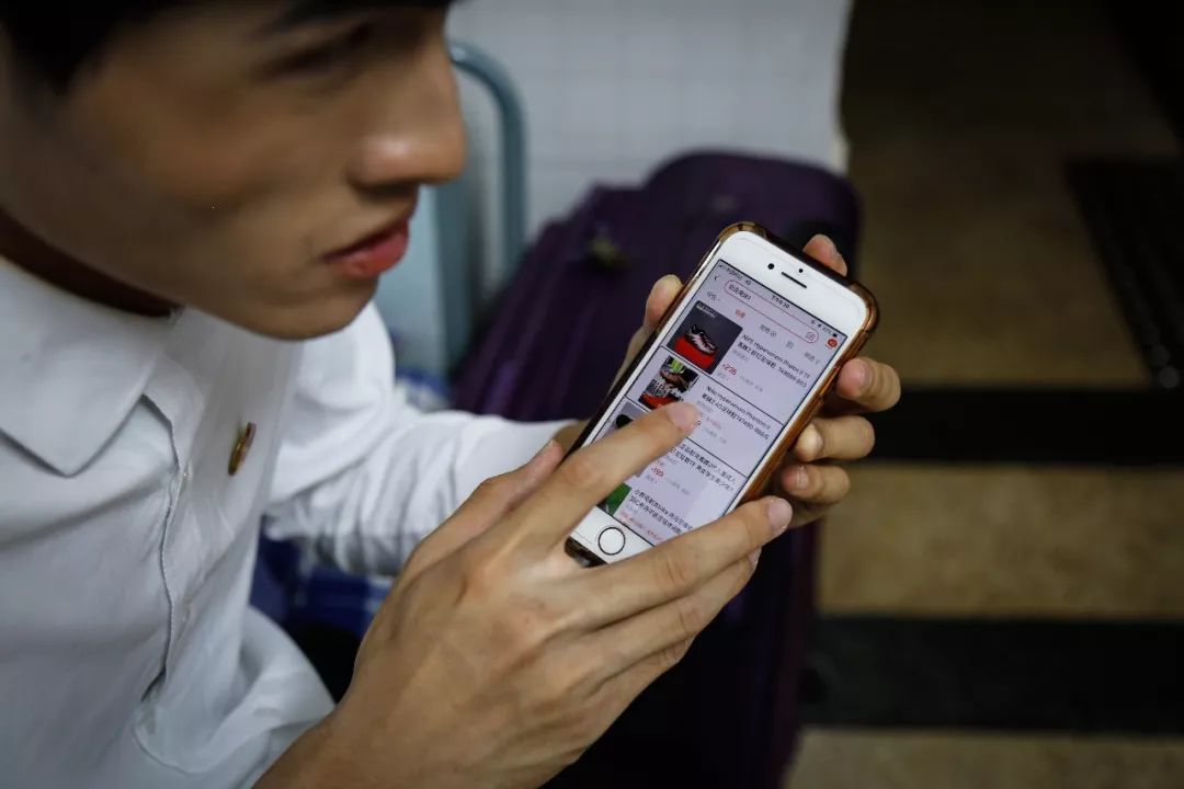 这个盲人不一般,用手机贼溜,淘宝购物、八块腹肌、参加足球比赛样样在行