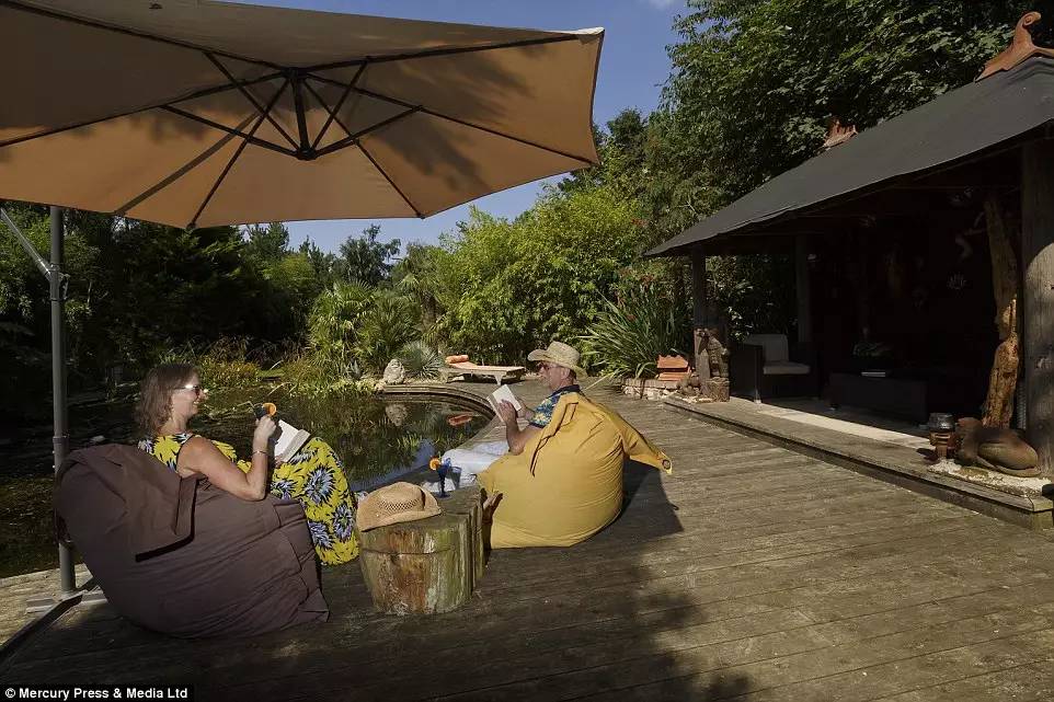 英国家庭花园建造,英国夫妇22年打造梦幻花园