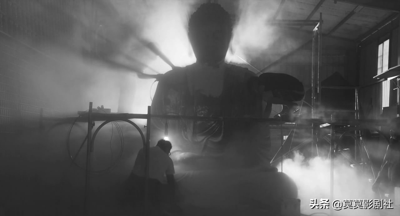 为何他眼睑低垂，是佛还是娼妓——《大佛普拉斯》的黑色幽默