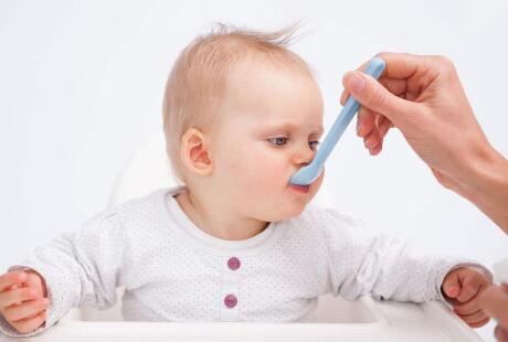 新生婴儿湿疹怎么护理和治疗,新生儿湿疹原因和预防护理方法