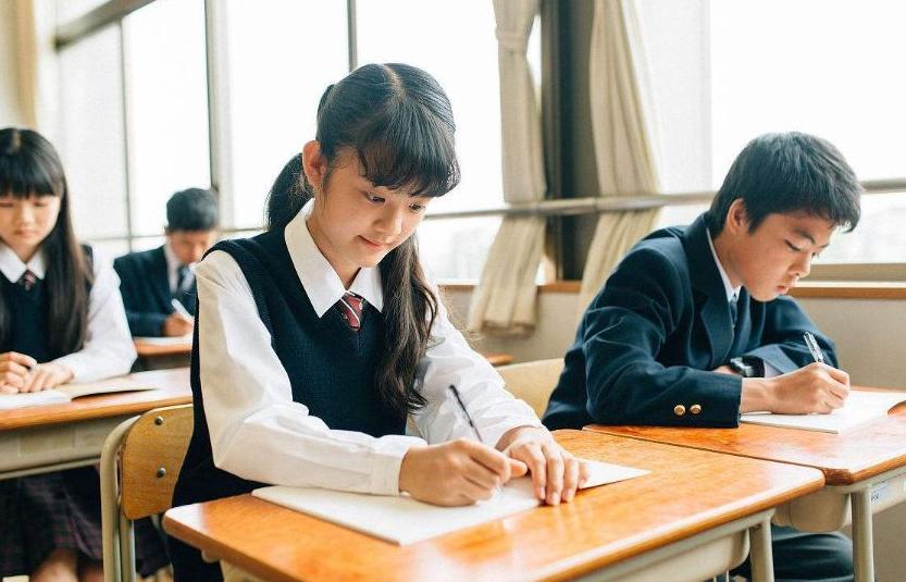 初中女生靠暑假兼职月入过万，被家长发现之后没收，只好停止营业