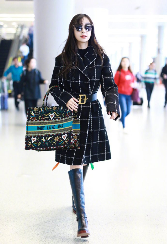 冬季格纹大衣穿搭攻略经典又好看,冬季格子大衣怎么搭配卫衣女