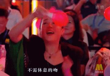 大湾区王菲出场谢霆锋表现,谢霆锋看王菲演唱会的视频