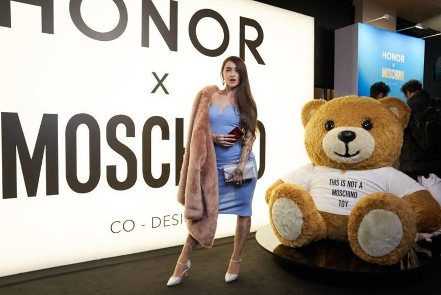 moschino荣耀v20联名版 (荣耀v20外观欣赏)