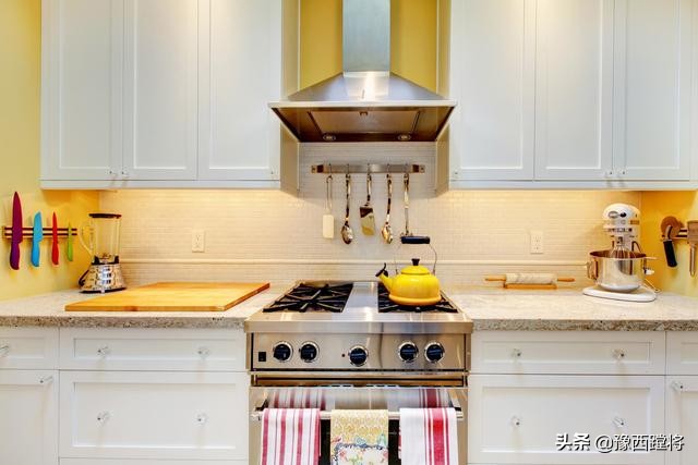 厨房油烟机大清洗，家里婆婆这样弄，几分钟油烟机锃光发亮