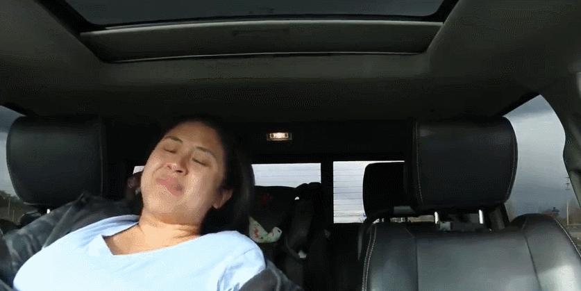 “老公，不行了，我要在车上生出来了！”