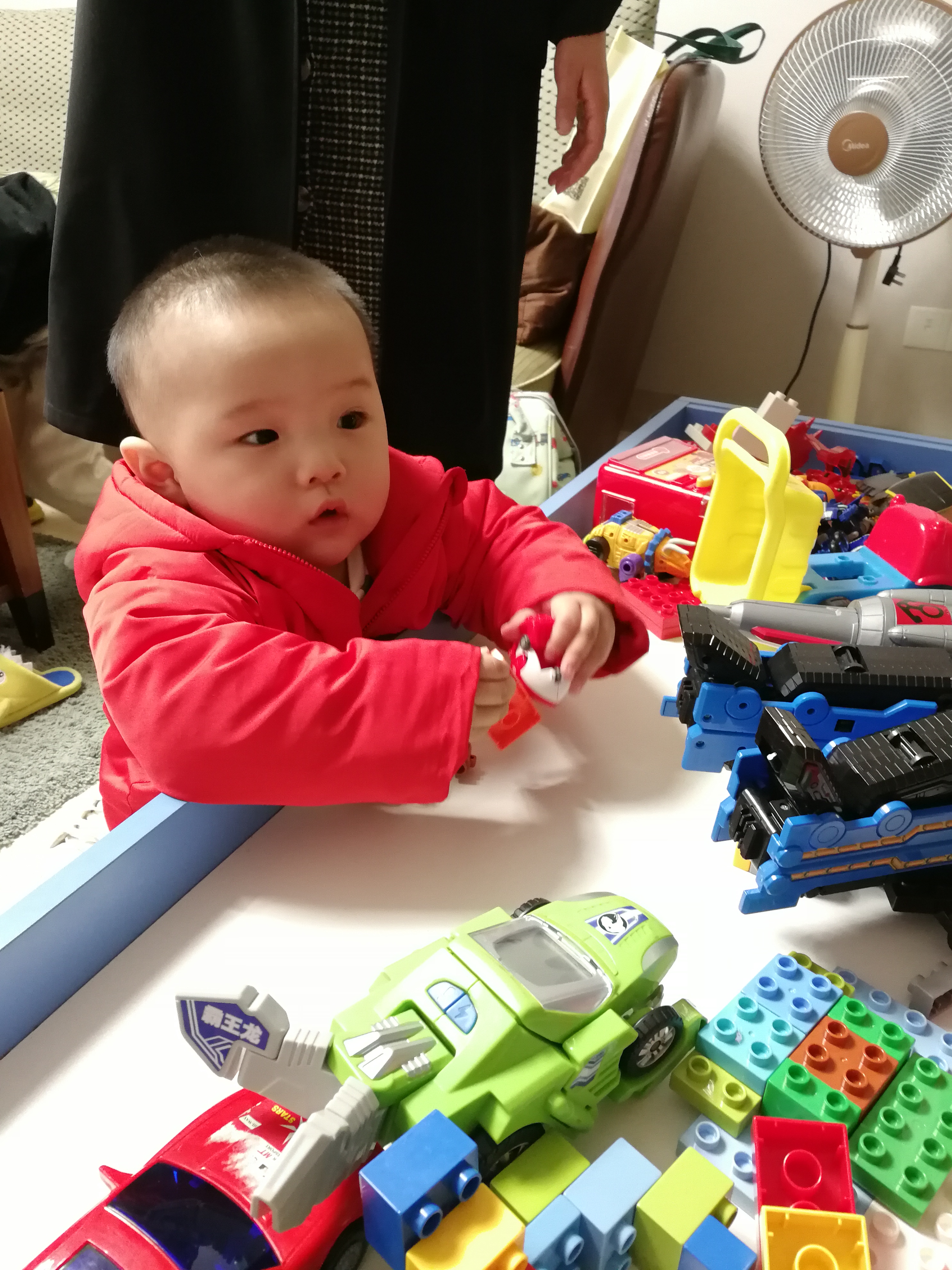 婴幼儿爱抓人怎么办,一周岁宝宝会抓人怎么正确引导