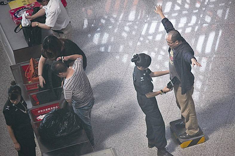 机场安检难不难受,机场几点才能过安检