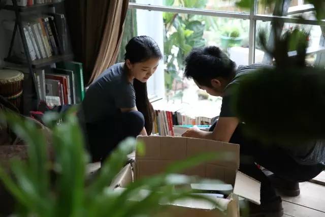 深山老林自建豪华木屋隐居生活,90后小情侣隐居深山建别墅仅花6万