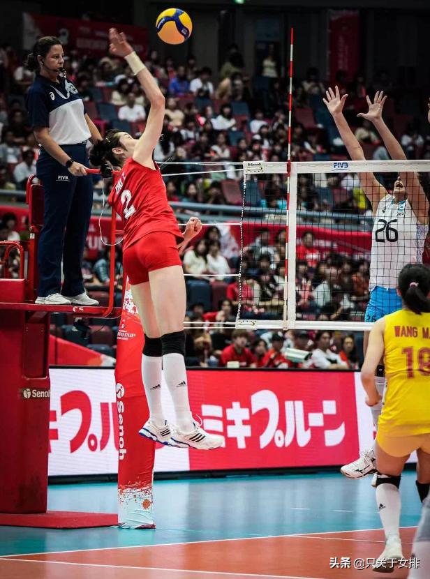 女排颜妮拦网拦到对手怀疑人生,女排护踝