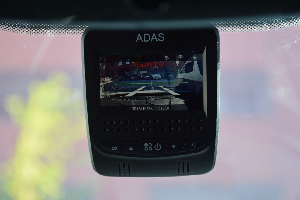 新司机低头看导航追尾，老司机呵呵一笑：车上加套设备就解决了！