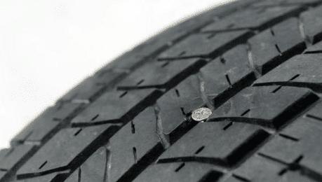 轮胎被钉子扎了还能正常使用,轮胎凹槽被钉子扎了怎么办