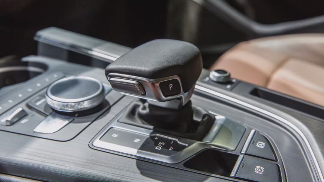 奥迪a4l45quattro臻选动感型,18款奥迪a4l45quattro试驾