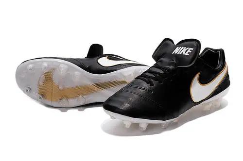 85到90年的球迷，你们有过这些队服和装备吗？顺便预测一下12强赛