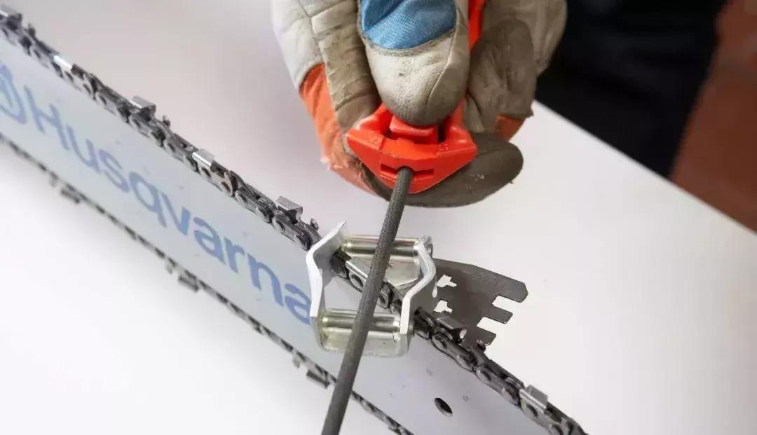 油锯切割几分钟就熄火,油锯切割木料切不整齐