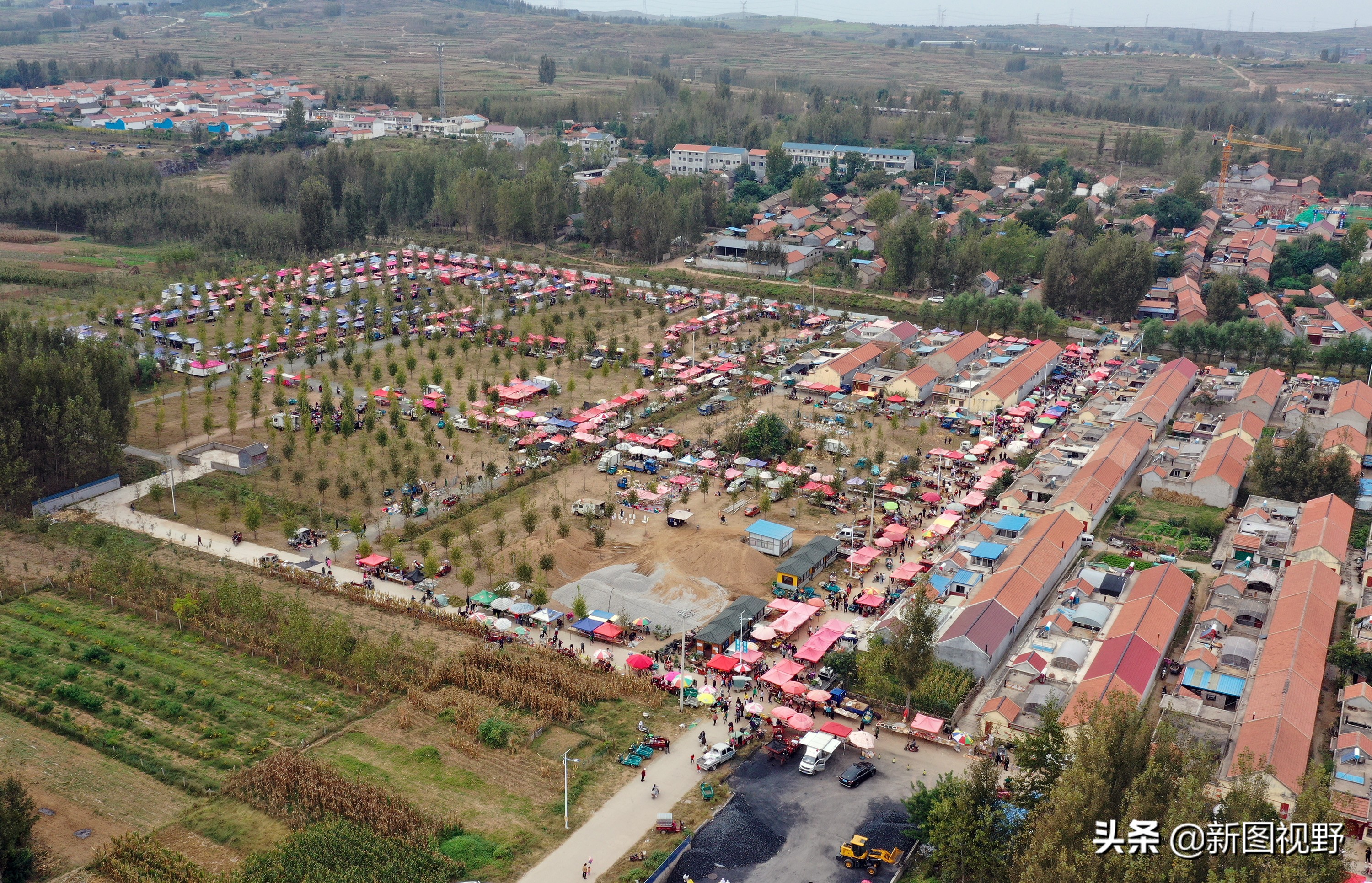 男子返乡拍短视频创业，3个月卖出10万元土货，带火了农村大集