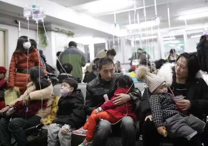 心疼！为何大连市儿童医院里三层外三层？