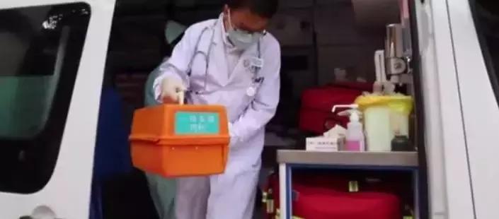 女子高铁打哈欠,女子高铁上打哈欠时下巴掉了