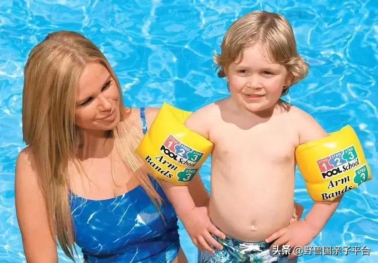 儿童玩水玩沙的正确方法,带小孩去沙滩游泳小技巧