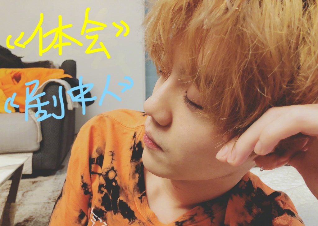 关晓彤穿灰色堆堆袜,关晓彤穿白色中筒袜