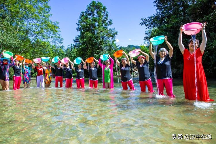 2020汉中水上表演,城固二里泼水