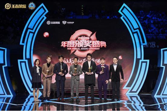 王者荣耀kpl最受欢迎选手梦泪领奖,王者荣耀梦泪获得奖项