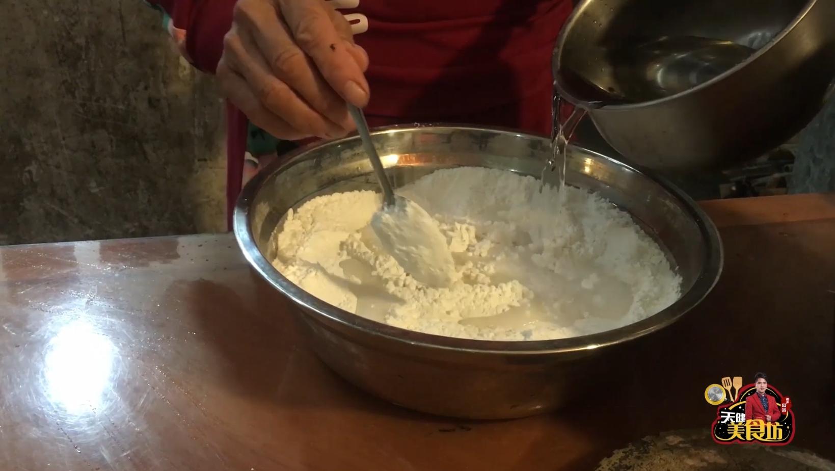 超简单好吃的糯米糍粑外脆里糯,糯米糍粑软糯香甜简单好吃