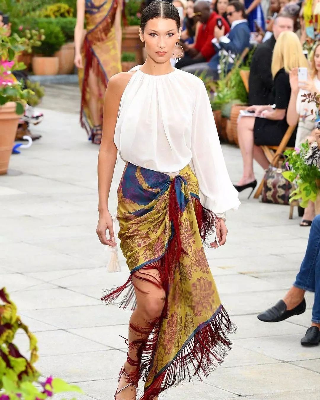 超模bellahadid现场喷制礼服,bellahadid变身复古摩登女郎