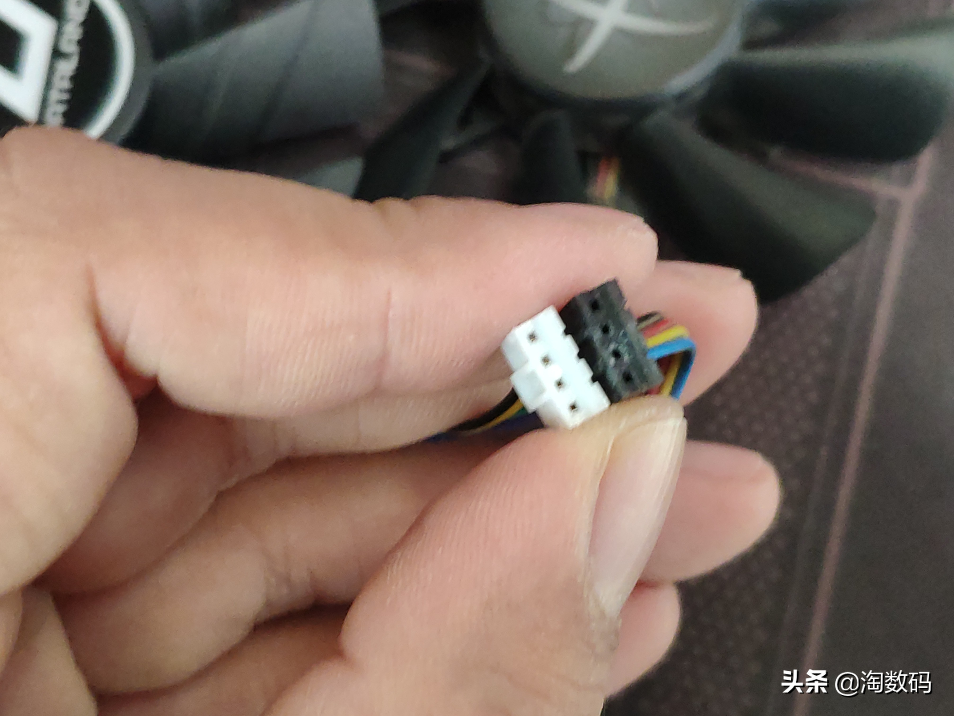 碎纸片卷进显卡风扇轴承？！WD40防锈液+小牙签完美解决咆哮风扇