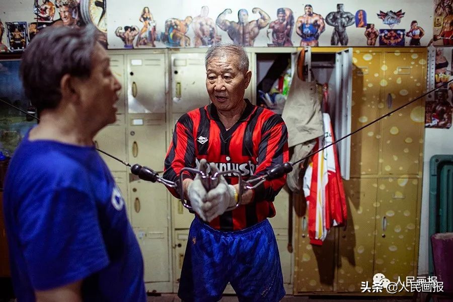 年纪最大超80岁？组图看北京二七机车厂里的“健身大爷们”