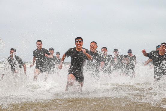 直击!第71集团军防空劲旅海上战斗誓言!
