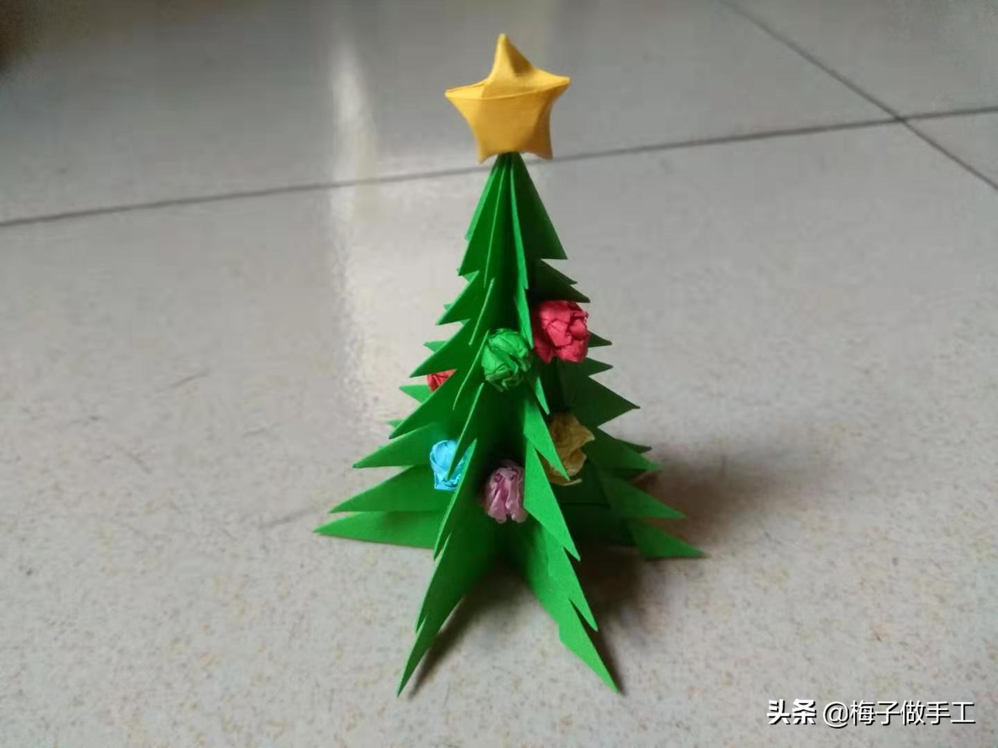 用一张纸就能折圣诞树,折法还那么简单,适合宝宝做的折纸手工哦